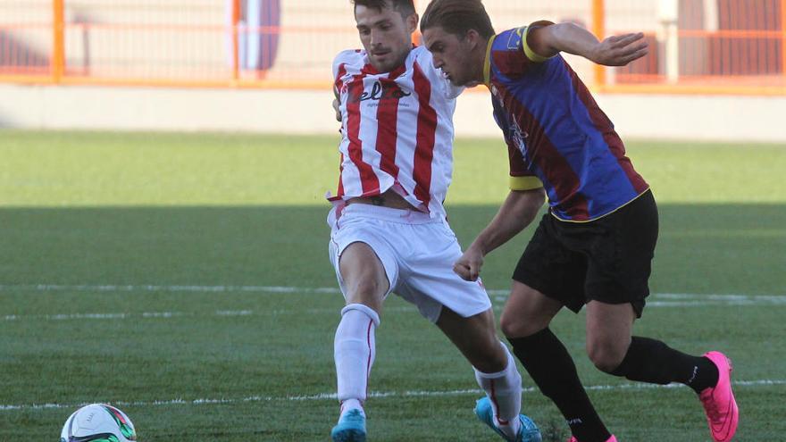 Uno de los partidos del Huracán esta temporada, ante el Eldense.