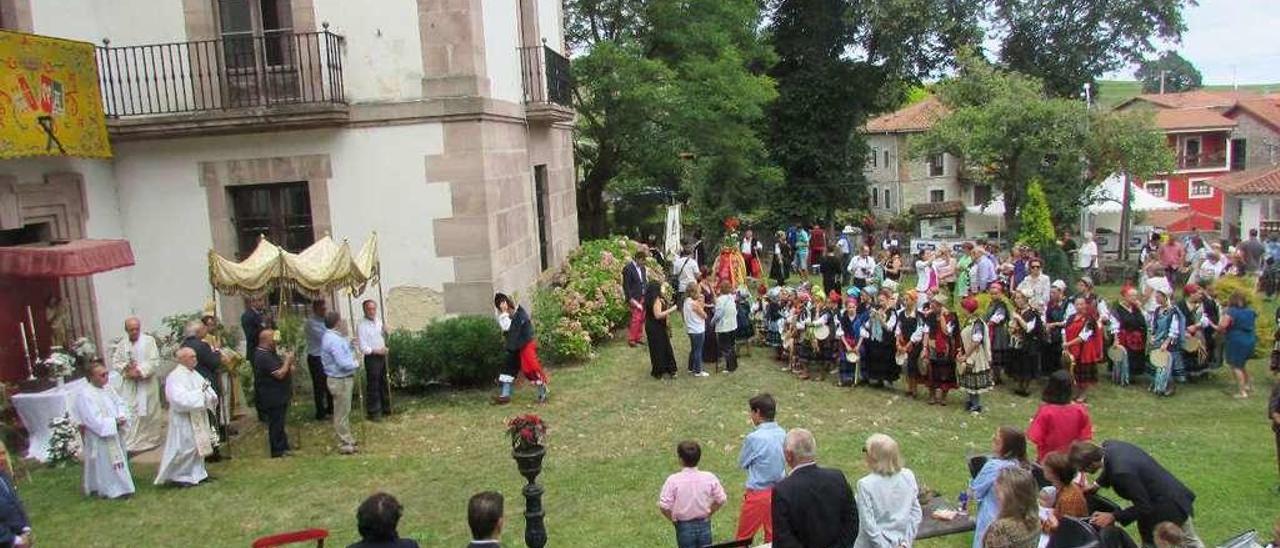 La salida del ramu del palacio de La Quintana, en Pendueles, en la fiesta sacramental del año pasado.