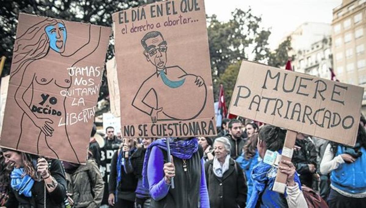 En defensa d’un dret 8 Manifestació contra la restricció projectada pel PP, el mes de març passat a València.