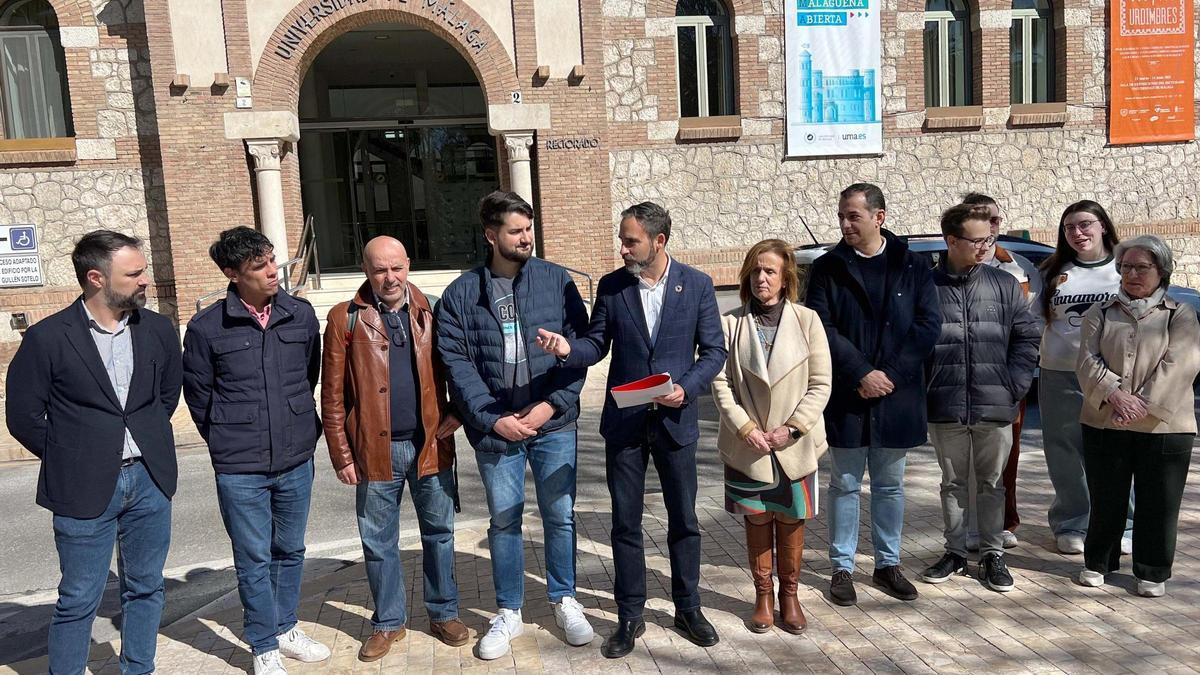 El portavoz municipal socialista, Daniel Pérez, en la puerta del Rectorado de la UMA