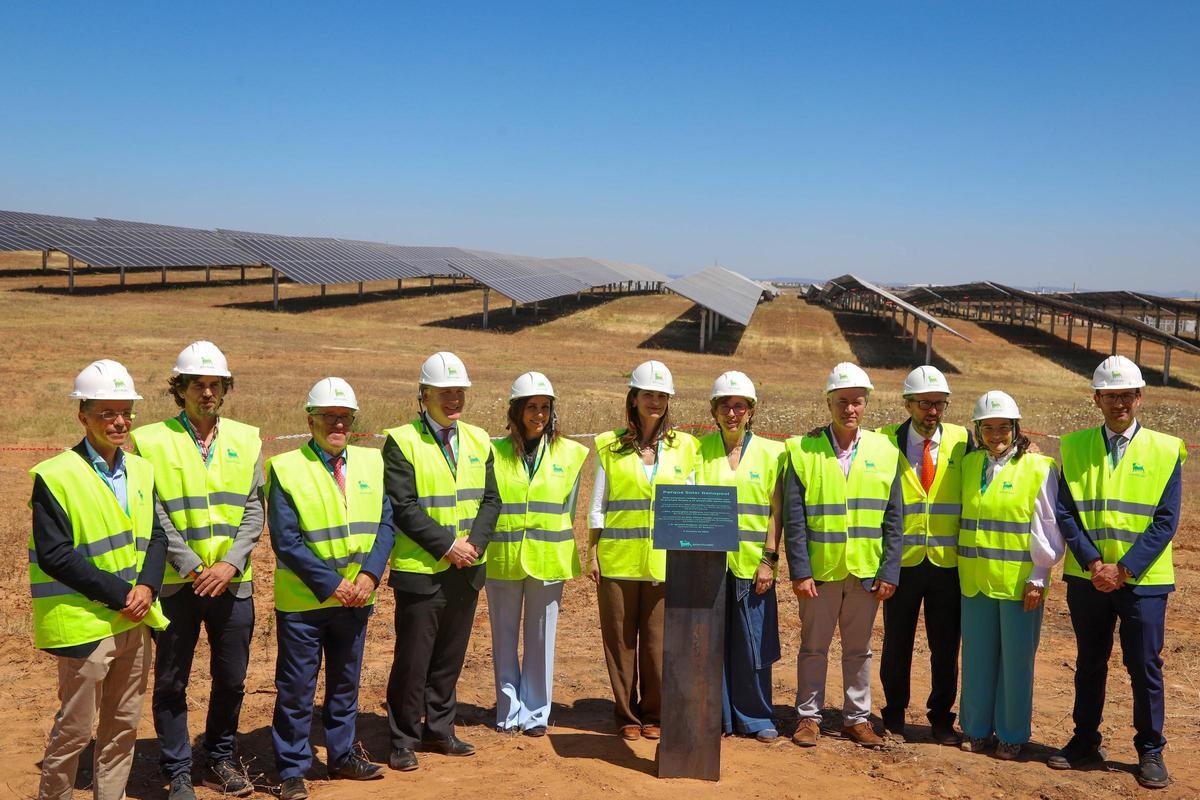 Autoridades al frente de la planta Renopool.