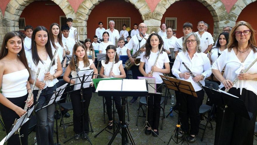 Integrantes de la Mini Banda de Ejea de los Caballeros. | SERVICIO ESPECIAL