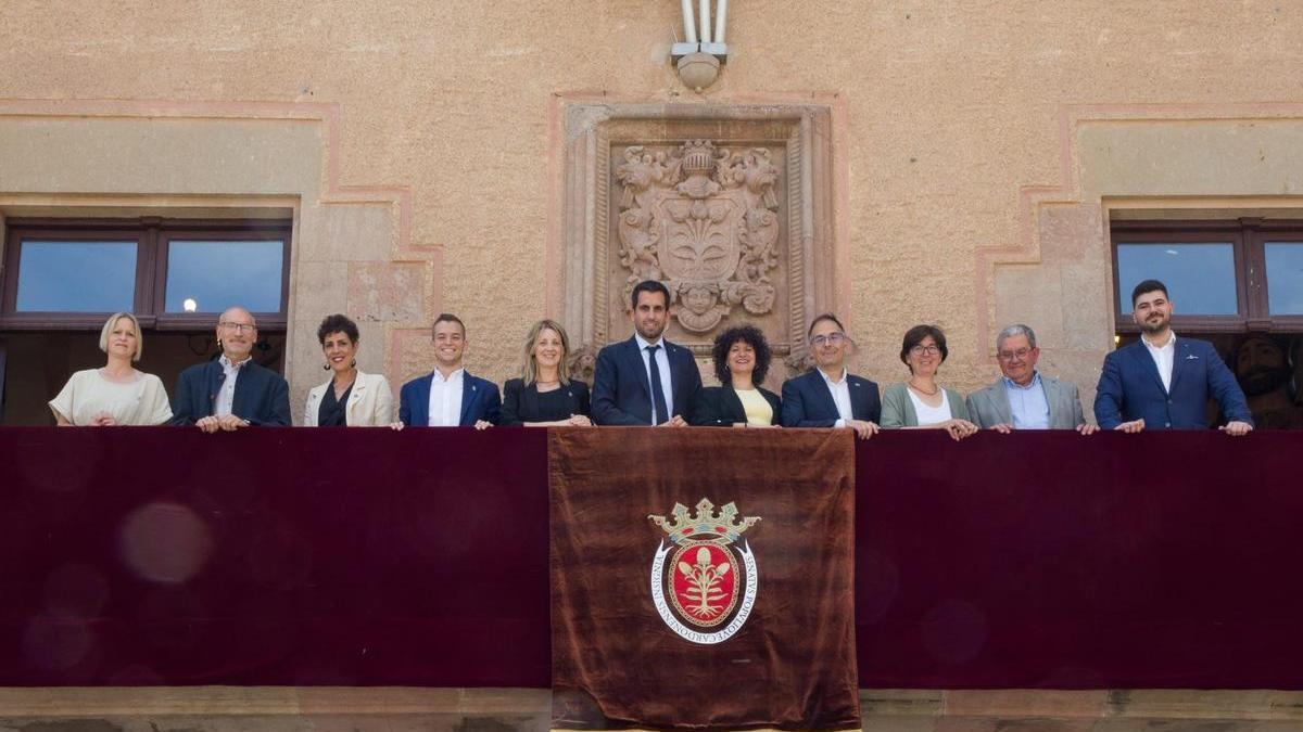 L'alcalde i els deu regidors de Cardona al balcó de l'Ajuntament