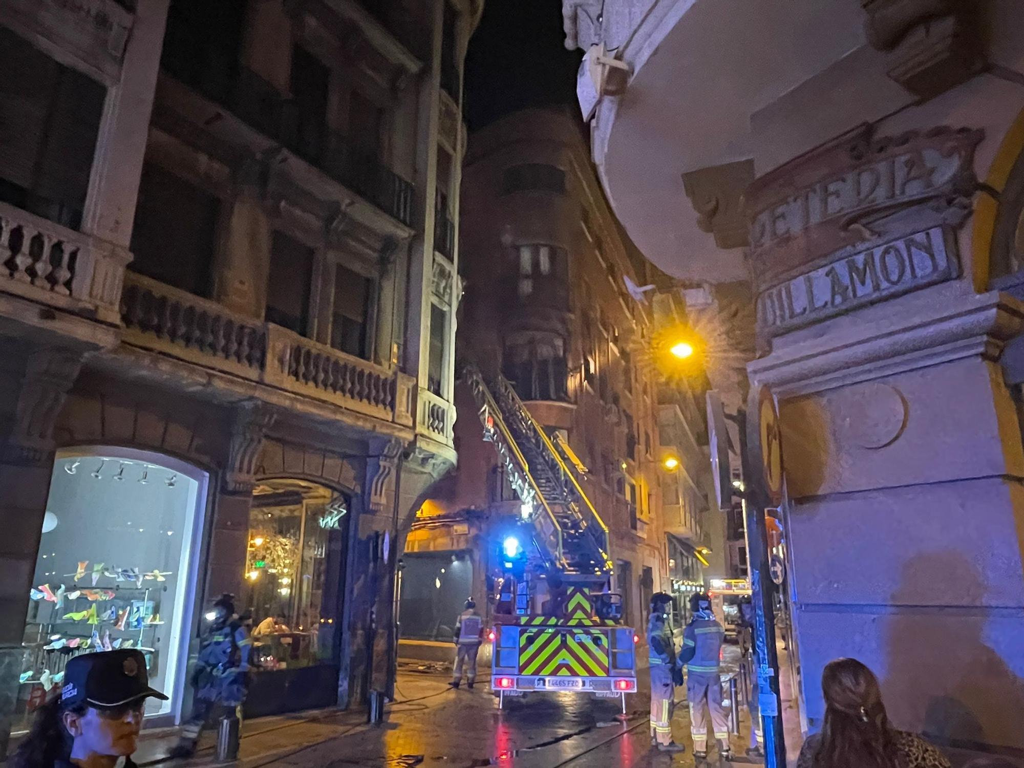 Las llamas en un edificio ponen en alerta a decenas de vecinos del centro de Murcia