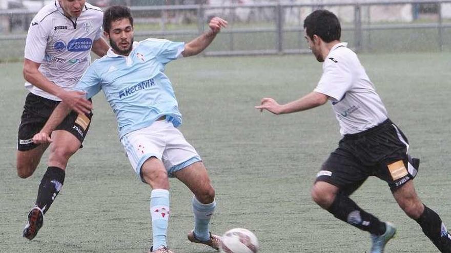 Un jugador del Celta controla el balón ayer en Oira. // Iñaki Osorio