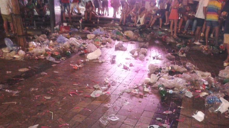 Los restos del botellón en la plaza Uncibay, tras una jornada de Feria.