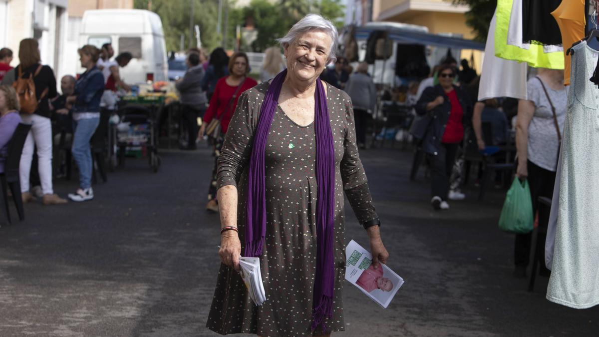 Marisa Bergaz distribuye información del candidato de EU en Guadassuar, esta semana en el mercado ambulante.