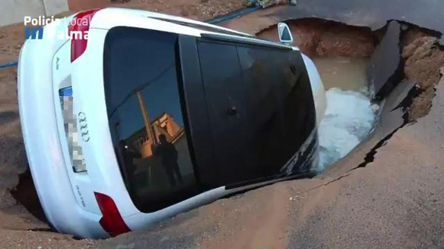 Wasserrohrbruch in Palma: Pkw verschwindet in Erdloch