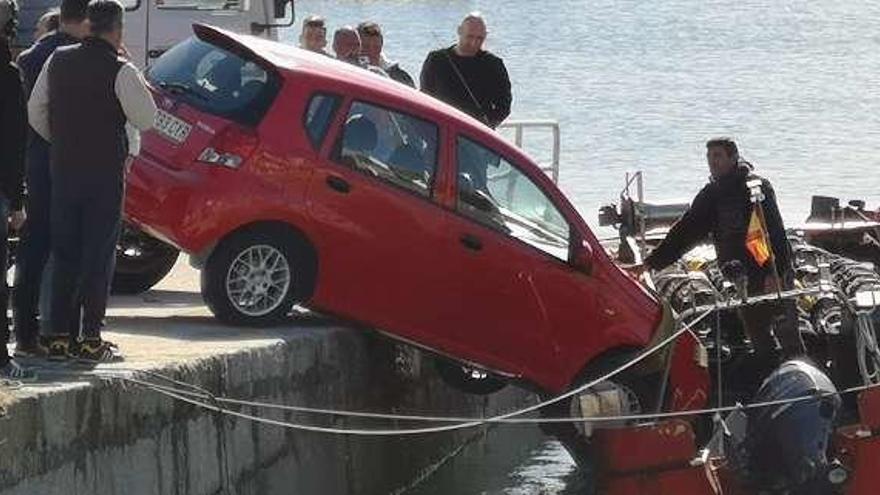 El vehículo tuvo que ser retirado por un camión grúa. // FdV