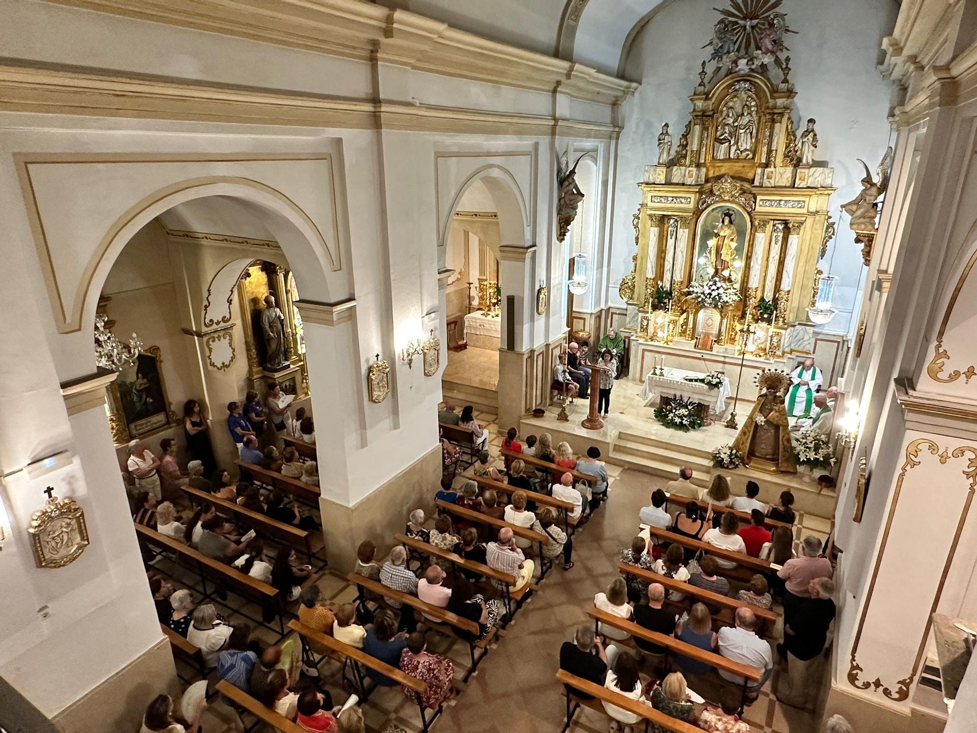 La Iglesia de de El Campello se queda pequeña para despedir al párroco Luis Cerdá por su jubilación