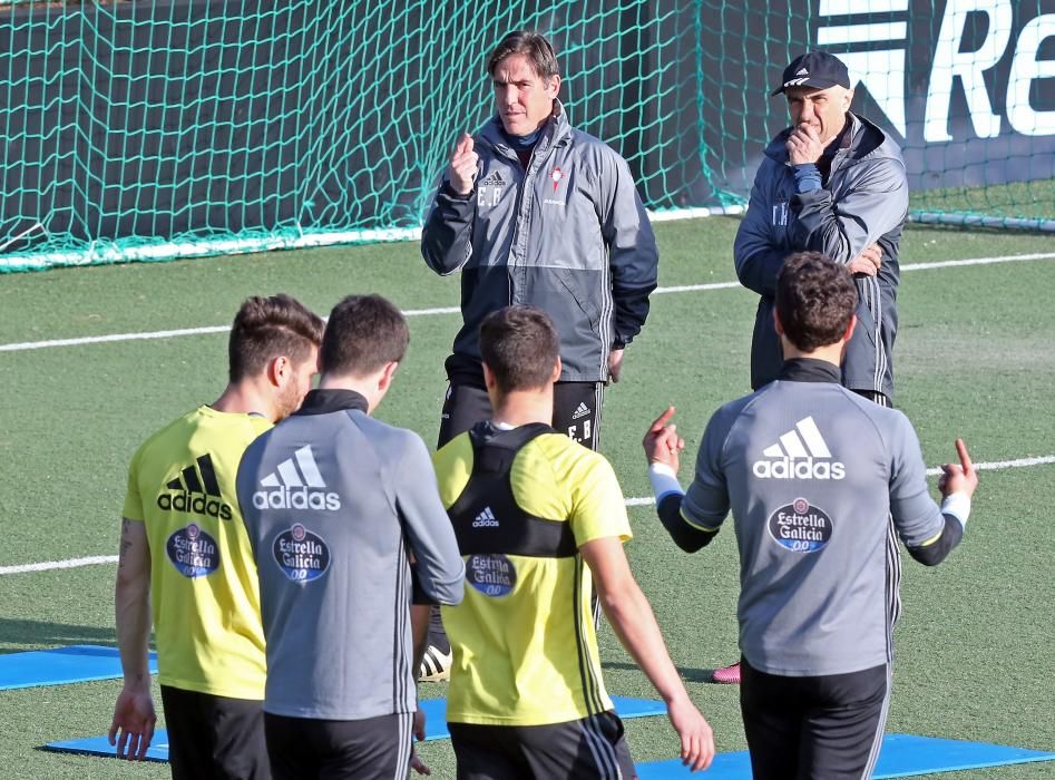 La hinchada celtista rodea al equipo en el entrenamiento a puerta abierta celebrado en la tarde de ayer en A Madroa