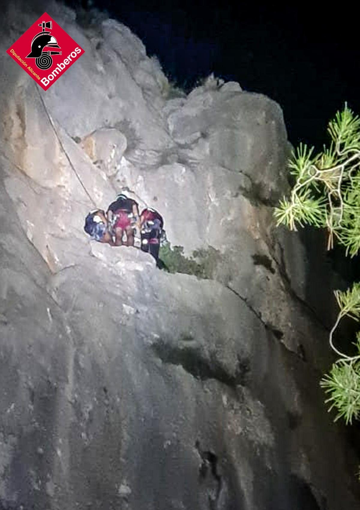 Un momento del rescate de los escaladores en Polop.