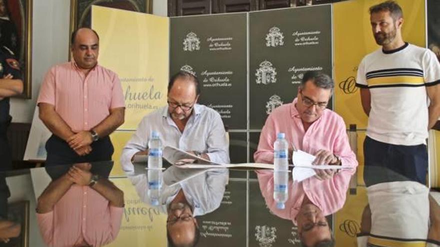 Los alcaldes de Orihuela y Redován en la firma del acuerdo.
