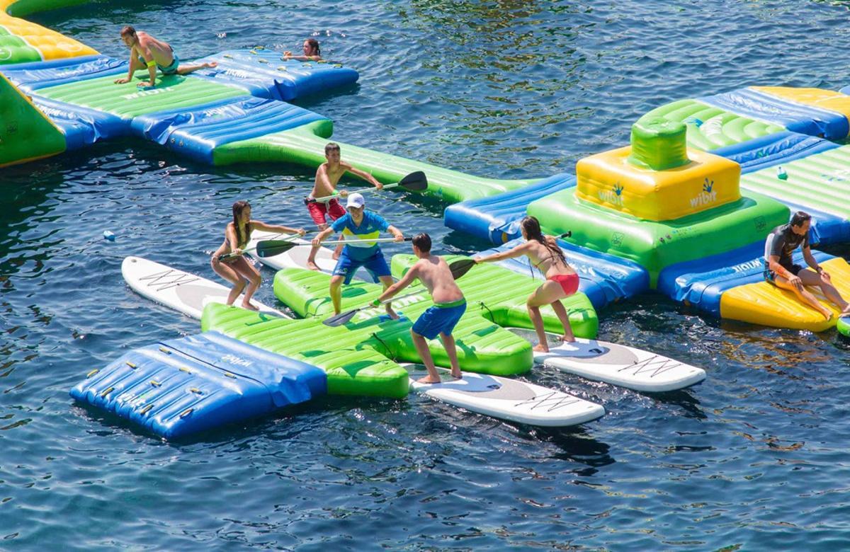 Costa Water Park, un parque acuático flotante de trampolines instalado en las playas más reconocidas de Benalmádena, Fuengirola y Marbella.