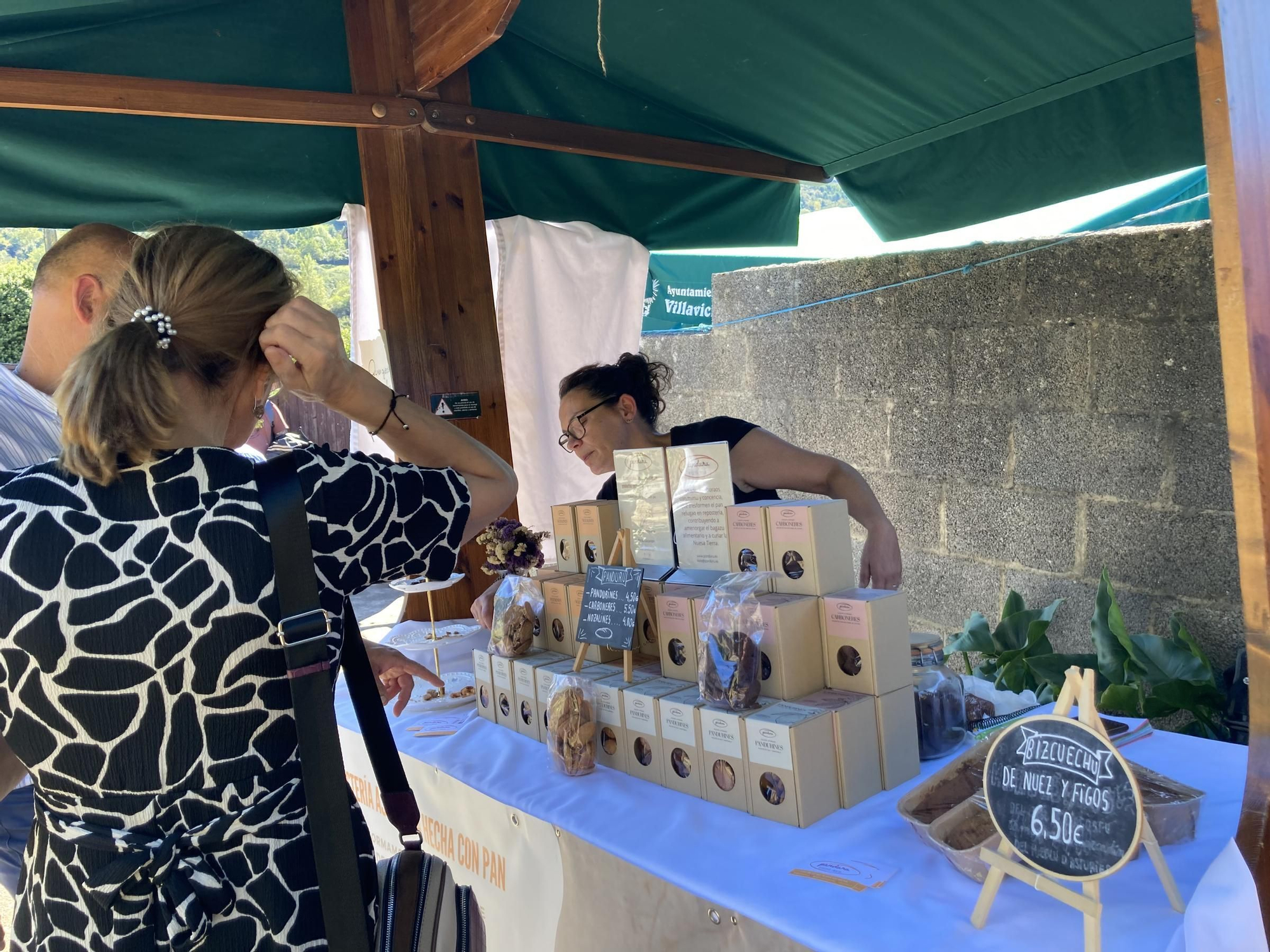 El ambiente "más guapo y asturiano" en la Feria de los Figos de Rozaes: así discurrió la soleada jornada de domingo