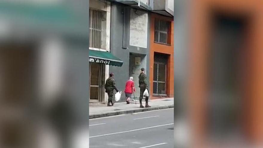 El emotivo vídeo de dos efectivos de la BRILAT ayudando a una mujer a llevar la compra en Gijón