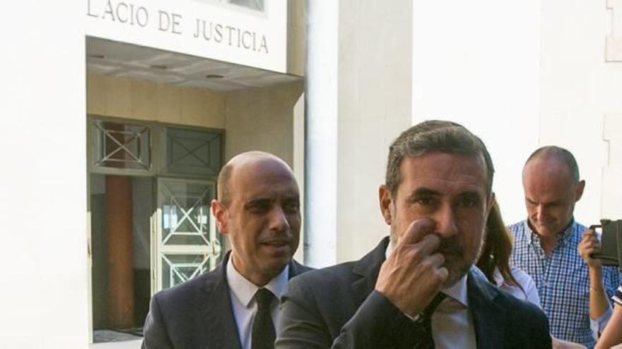 Echávarri sale del palacio de justicia de Benalúa detrás de su asesor tras declarar por el presunto fraccionamiento de facturas en Comercio.