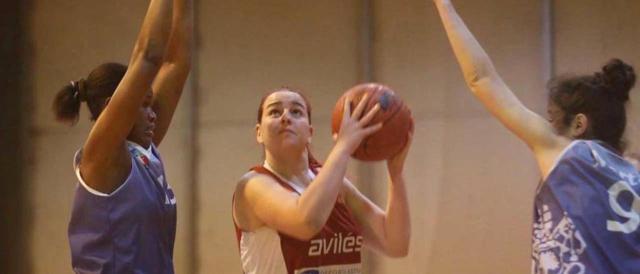 Una jugadora del Innobasket busca la canasta en el partido ante el Universidad de Valladolid.