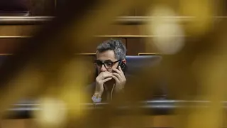 Bolaños salva in extremis su ley estrella tras pactar con Podemos mantener la subvención al Transporte seis meses y un año más de suspensión de desahucios