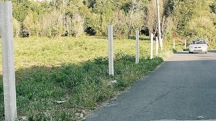 Los postes de hormigón delimitan con la carretera de la bajada a Balea.