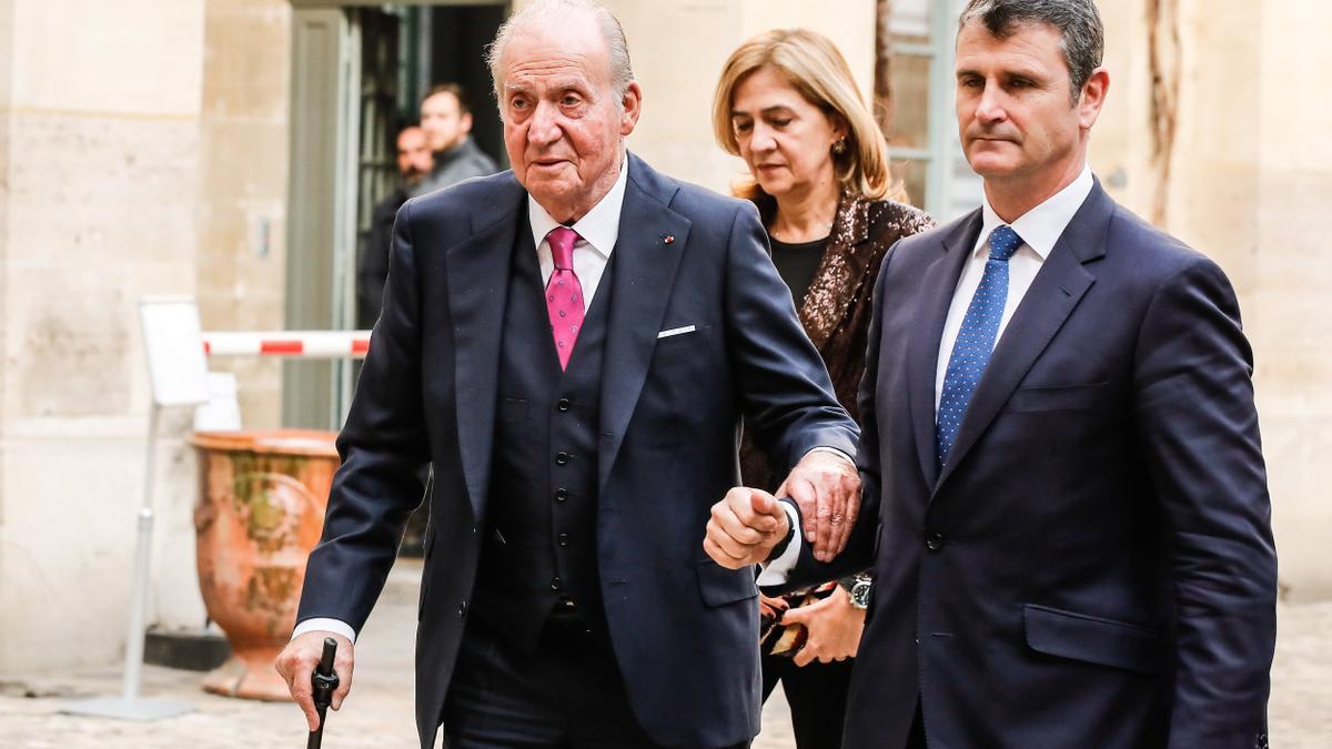 Juan Carlos I en su visita a París para el ingreso de Vargas Llosa en la Académie Française.