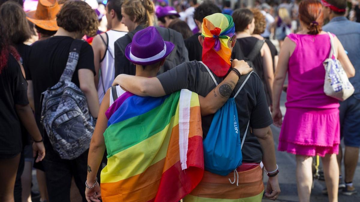 Una pareja de lesbianas durante un desfile del orgullo gay.