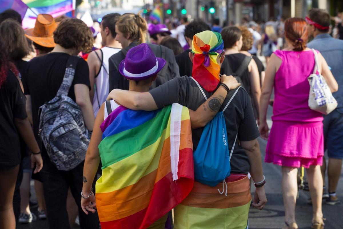 GRA396  MURCIA  16 06 2017 - Una pareja de lesbianas hoy durante el desfile del orgullo gay organizado por colectivos de lesbianas  gais  transexuales  bisexuales e intersexuales  LGTBI   en la Gran Via de Murcia  EFE Marcial Guillen