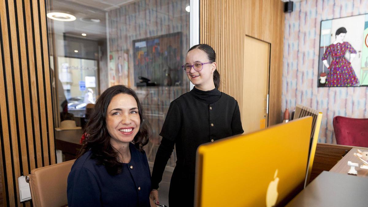 Esperanza, en la recepción de la clínica Abdenur junto a su compañera.