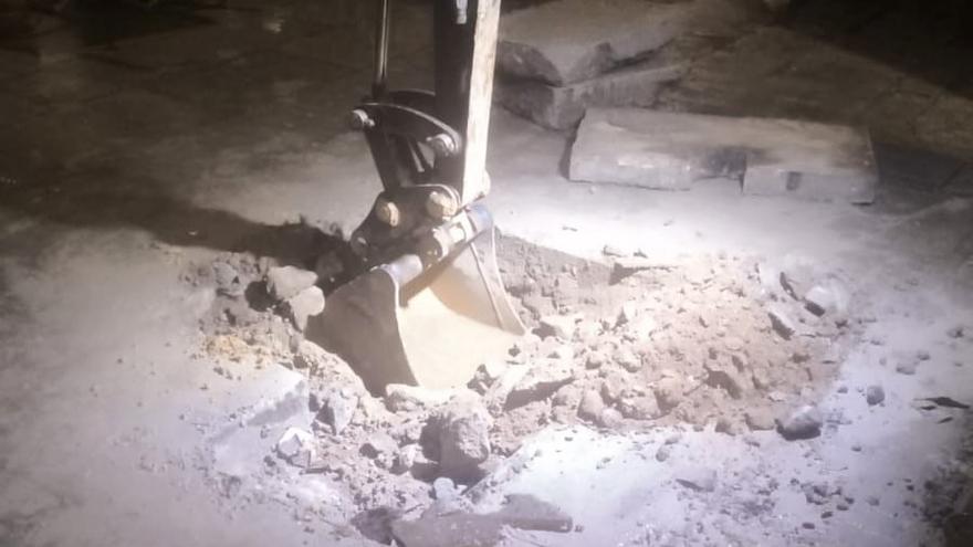 Dous días traballando para reparar avarías na rede de auga de Noia