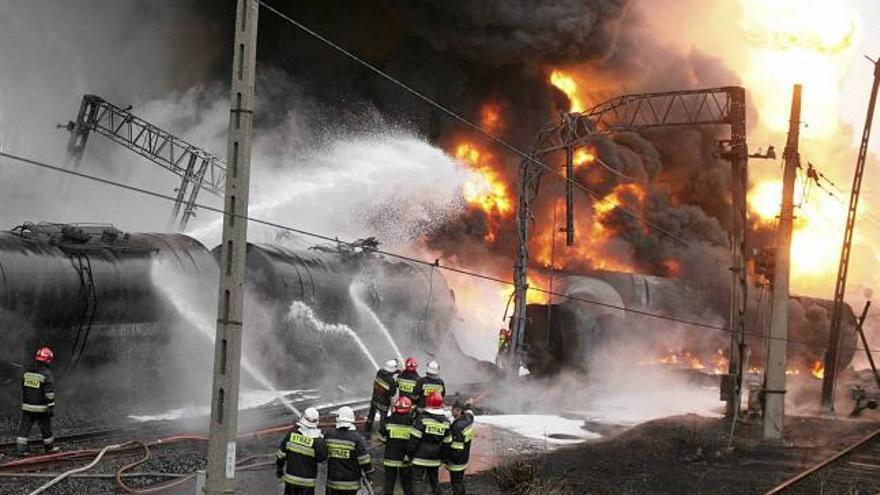 Espectacular incendio tras un choque de trenes en Polonia