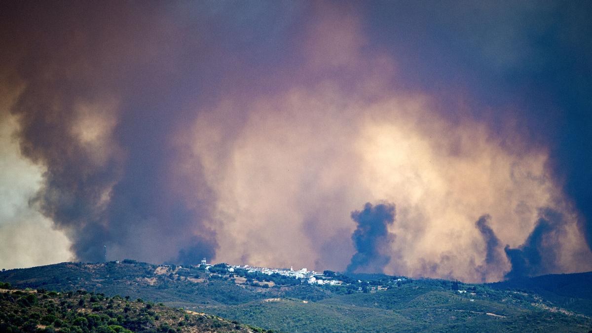 ÚLTIMA HORA INCENDIOS | El incendio de Niebla (Huelva) es ya uno de los más devastadores de los últimos años en Andalucía