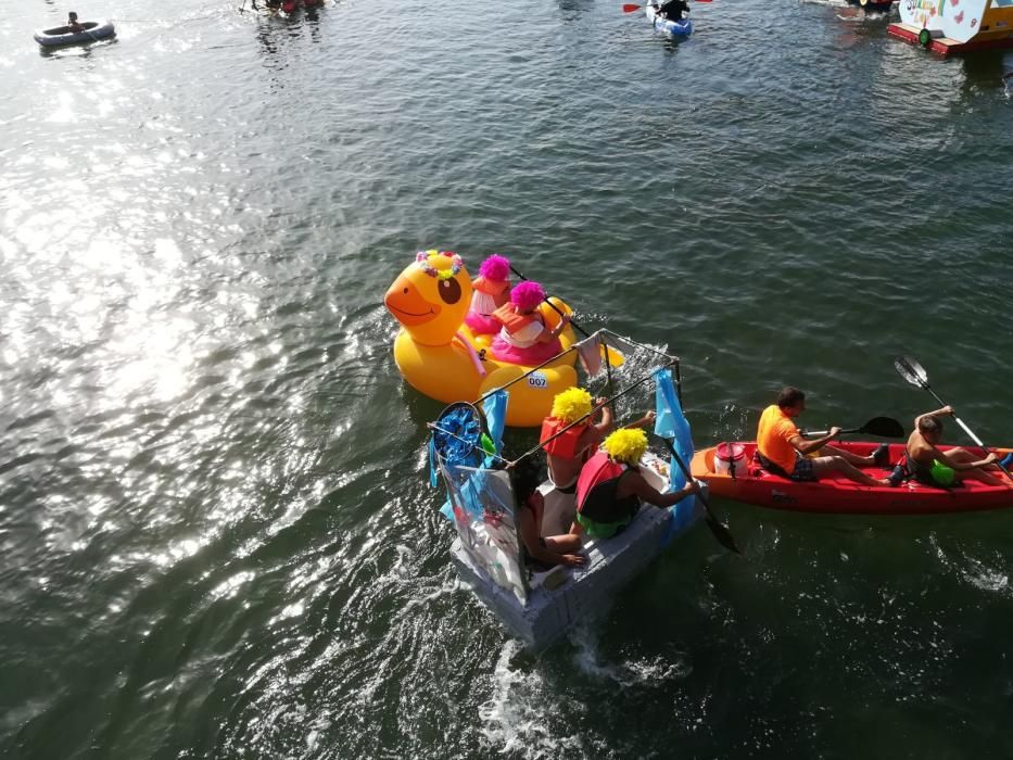 Decenas de embarcaciones improvisadas participan en la carrera "Flota como poidas"