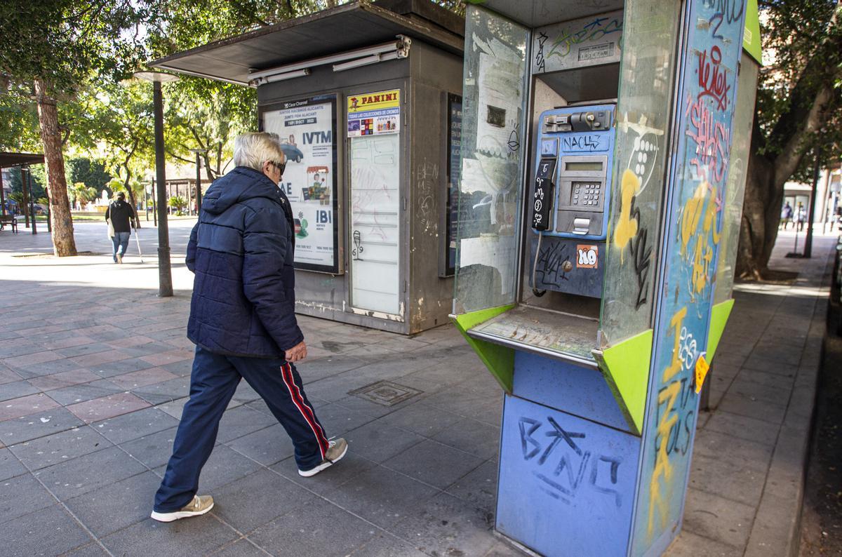 Una antigua cabina telefónica en la &quot;replaceta&quot; de Benalúa.