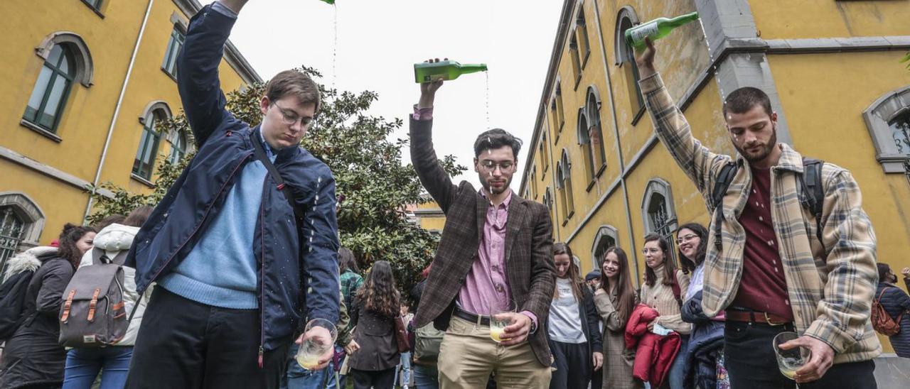 Participantes en el escanciado institucional de la Universidad de Oviedo en apoyo de la candidatura ante la Unesco para que la bebida regional sea Patrimonio Inmaterial de la Humanidad. | Irma Collín