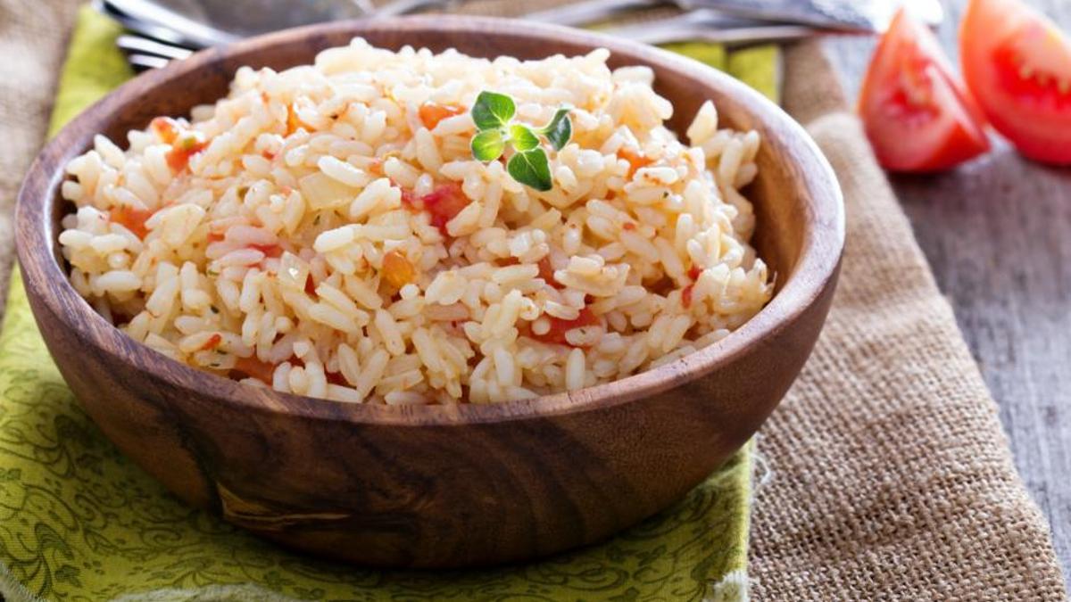 Un plato de arroz con verduras