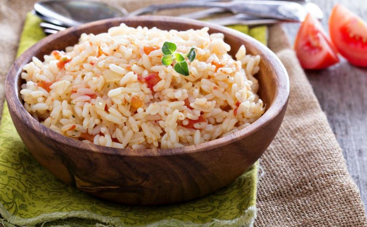 Un plato de arroz con verduras