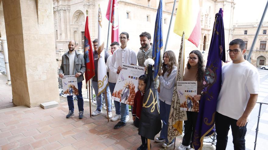Los jóvenes de Lorca se preparan para la celebración de la Procesión de Papel