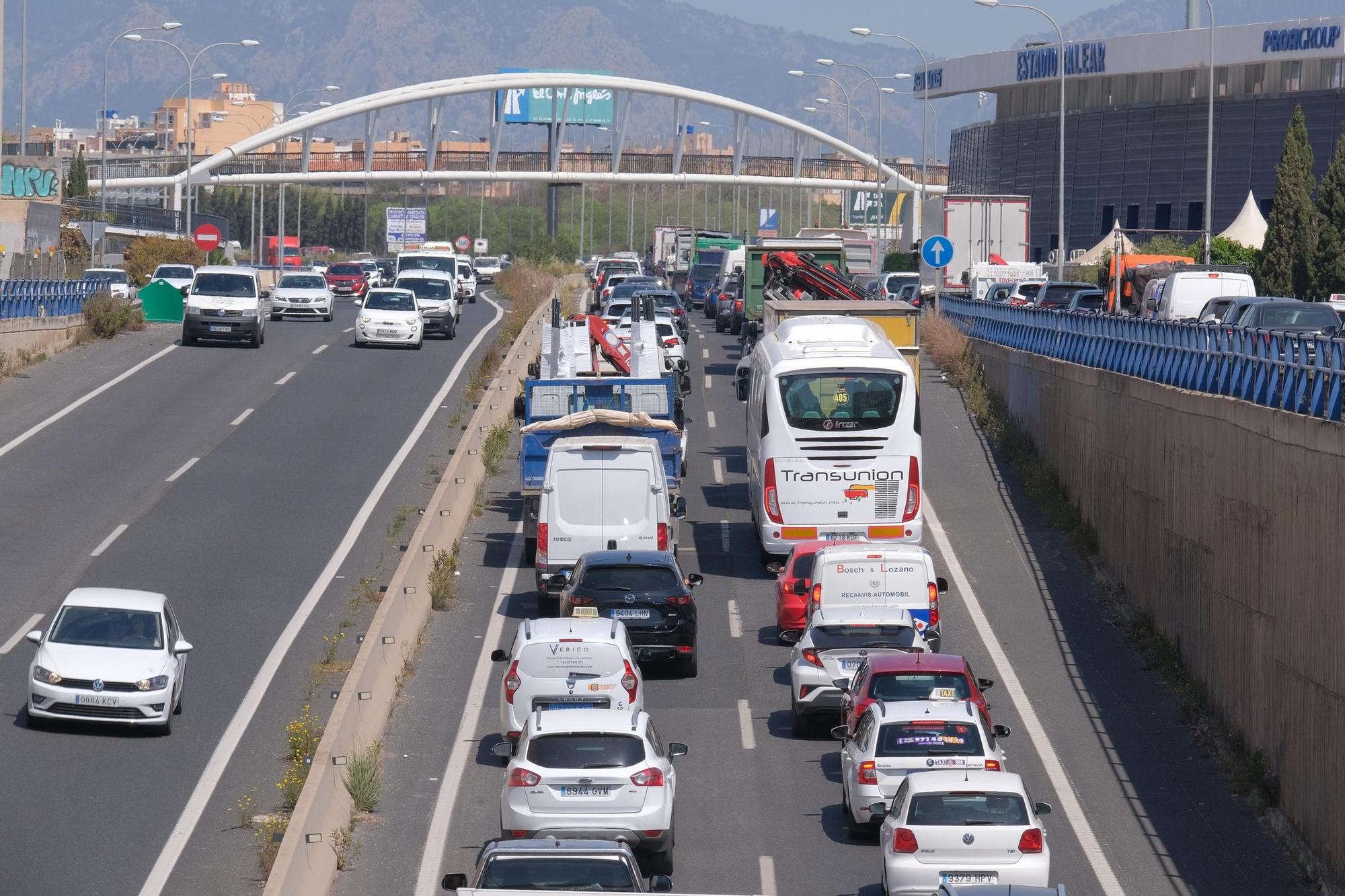 Las fotos del monumental atasco en la Vía de Cintura por una colisión entre dos coches