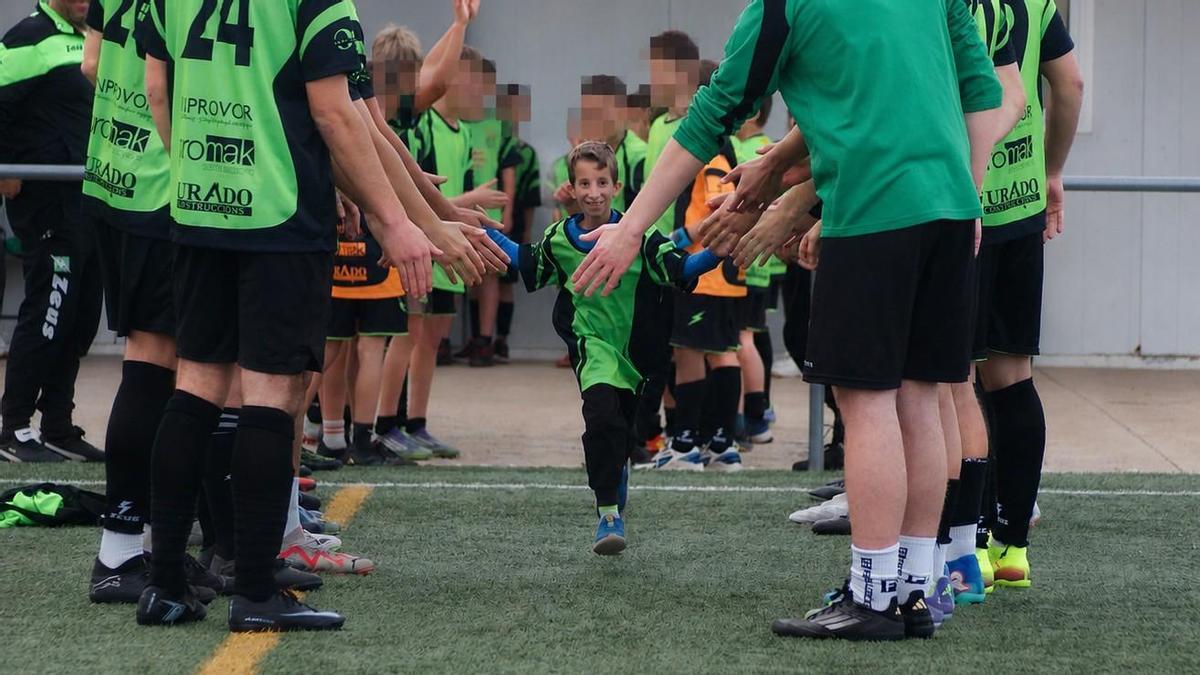 El Luca, saludat pels seus companys i entrenadors en una sessió de preparació