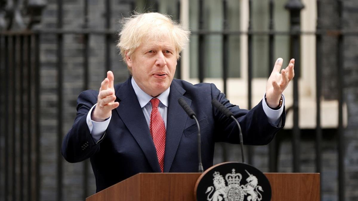 El primer ministro, Boris Johnson, en una rueda de prensa frente al 10 de Downing Street.