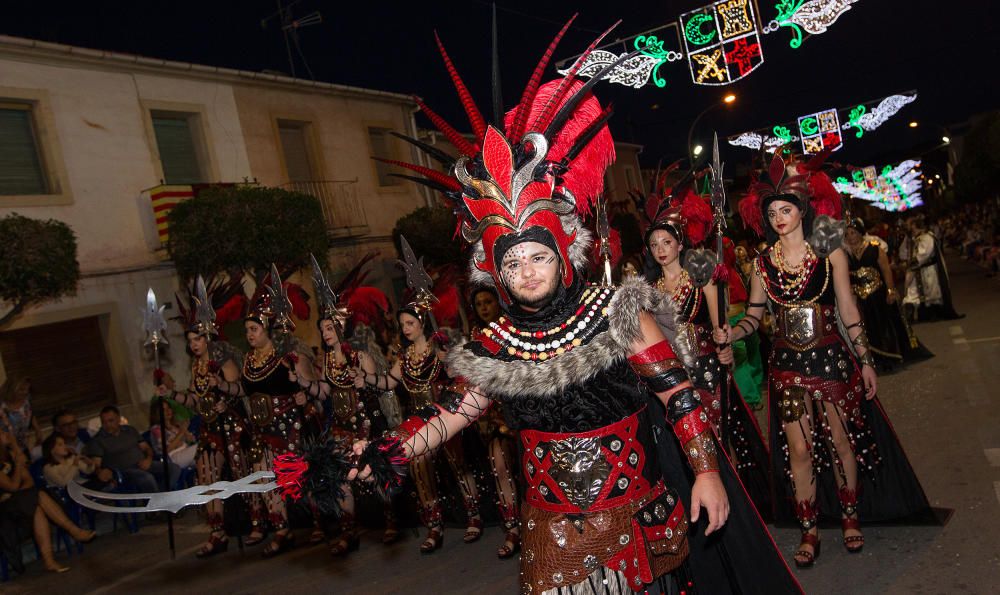 Los festeros tomaron ayer tarde el centro de Agost con una fastuosa Entrada Cristiana que llenó de música y fiesta las calles.