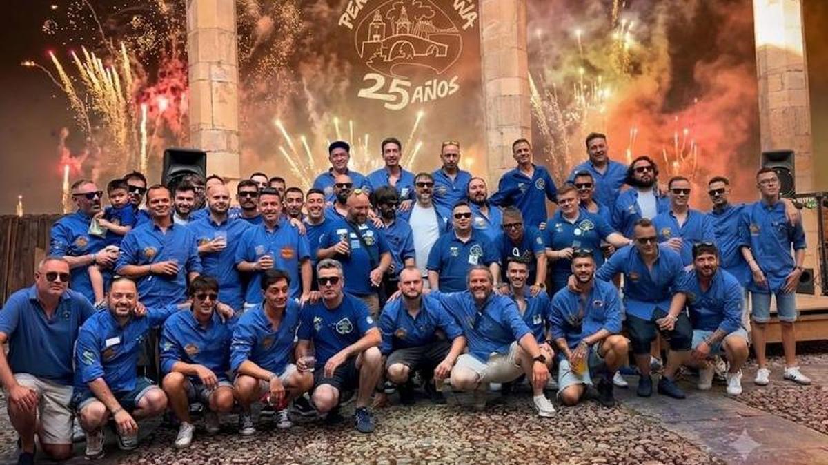 Miembros de peña "La Castaña" durante la celebración de su 25 aniversario.