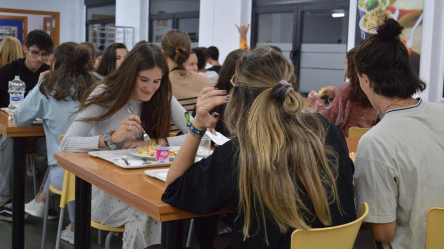 Alumnos en el comedor del Colegio Mayor de Alcoy.