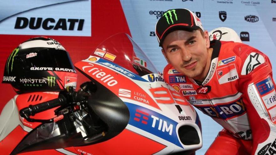 Lorenzo posa con su nueva moto en la presentación de Ducati.