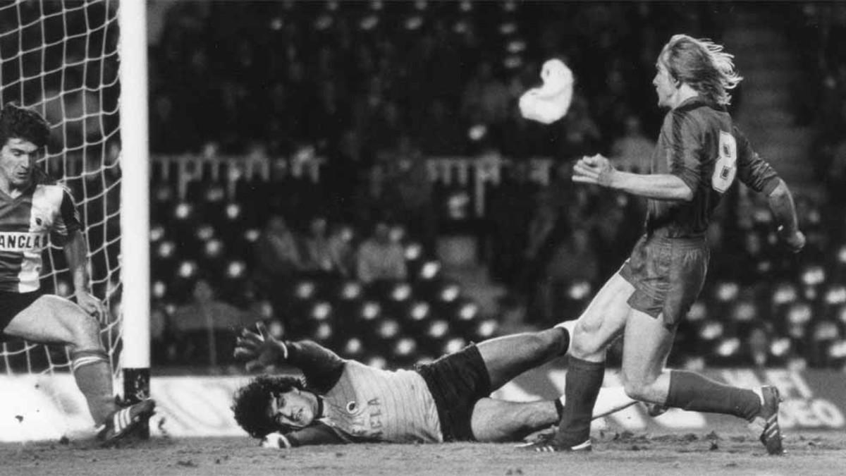 Así abrió Schuster el marcador contra el Hércules (3-0) el 8 de febrero de 1984. Su disparo lo rechazó el meta Espinosa, pero el alemán recogió el rechace y no perdonó. Era el minuto 80. Después llegarían los goles de Maradona y Quini