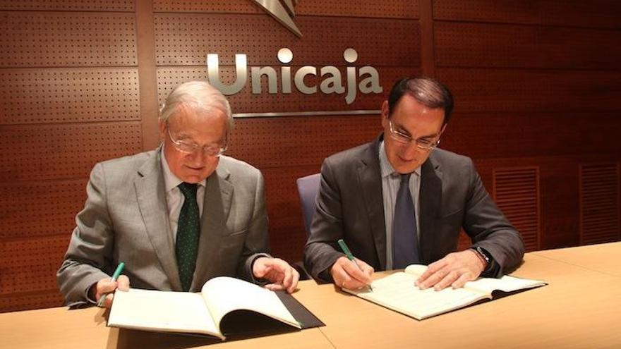 Manuel Azuaga y Javier González de Lara firman el acuerdo.