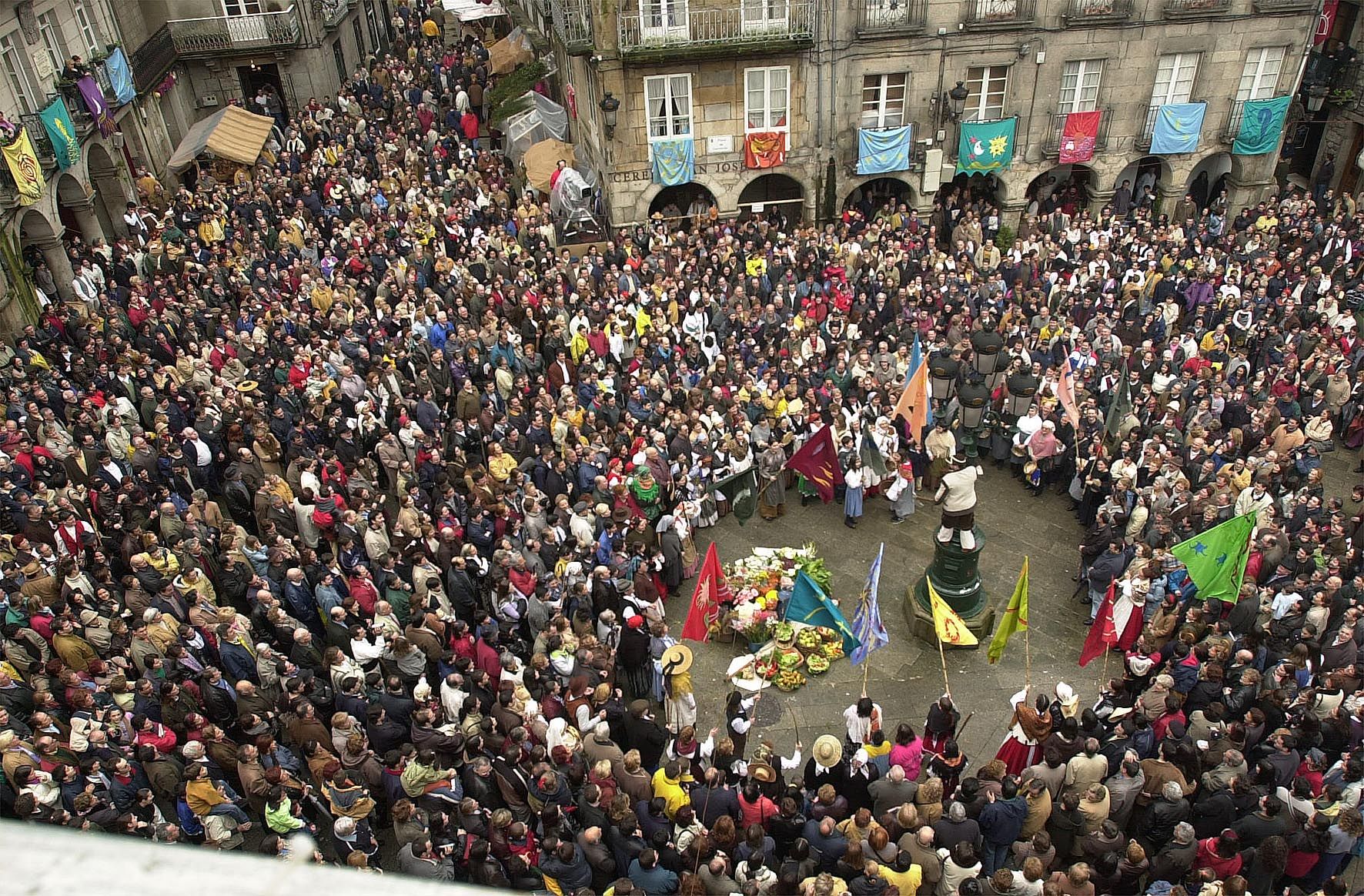 2001 Praza da Constitución llena de gente celebrando la Reconquista Ricardo Grobas.jpg