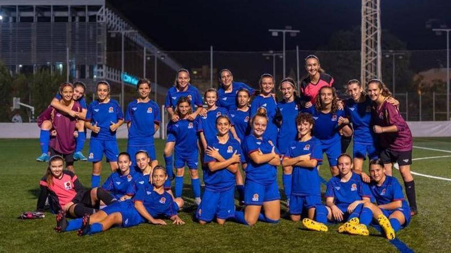 La selección de Balears sub-15 femenina posa después de un entrenamiento de cara al Nacional.