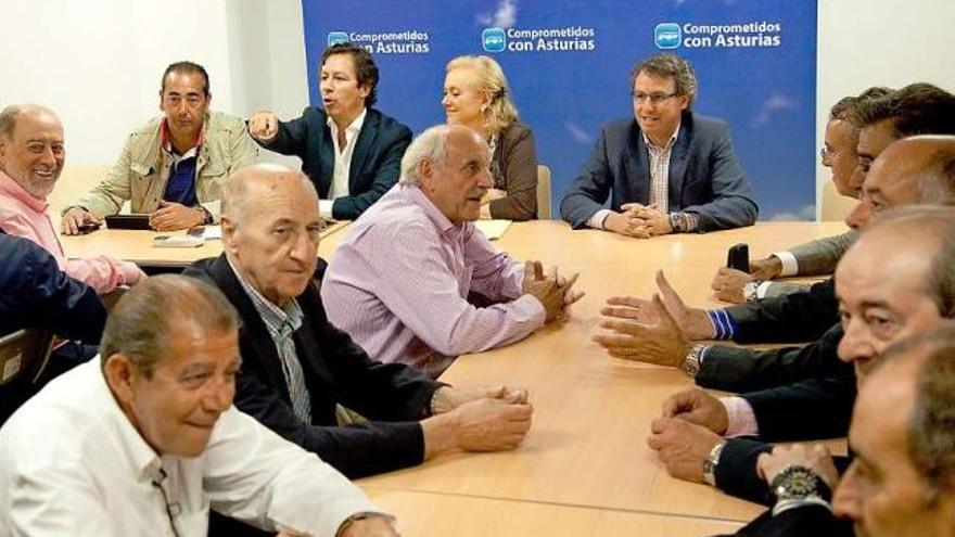 Carlos Floriano, flanqueado por Mercedes Fernández y Fernando Goñi, en la reunión con los cargos del PP asturiano.
