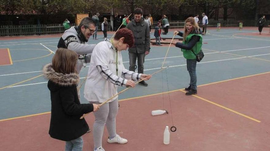 Arriba, algunos de los juegos en el colegio. A la izquierda, voluntarios de la AECC de Cangas: Mary Vales, María Elena Miranda, Pilar Ferrari, Raúl Cerna y Ángeles Pose. // S. Á.